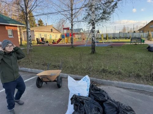 Учащиеся Лаишевского района отметили Первомай уборкой сельских улиц