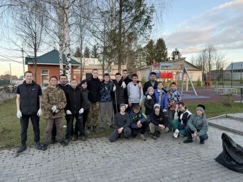 Учащиеся Лаишевского района отметили Первомай уборкой сельских улиц