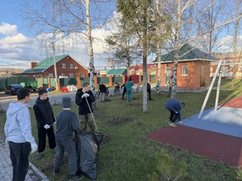 Учащиеся Лаишевского района отметили Первомай уборкой сельских улиц
