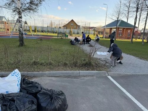 Учащиеся Лаишевского района отметили Первомай уборкой сельских улиц