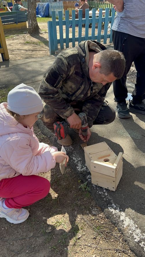 В детском саду «Берёзка» прошла экологическая акция: подготовительная группа вместе с родителями повесила скворечники