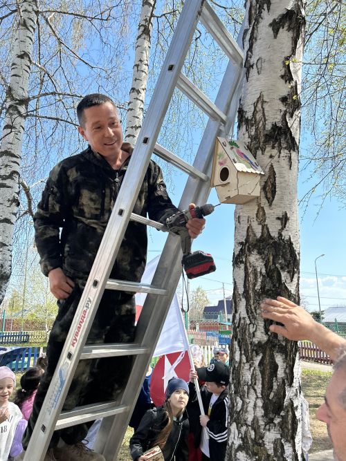 В детском саду «Берёзка» прошла экологическая акция: подготовительная группа вместе с родителями повесила скворечники