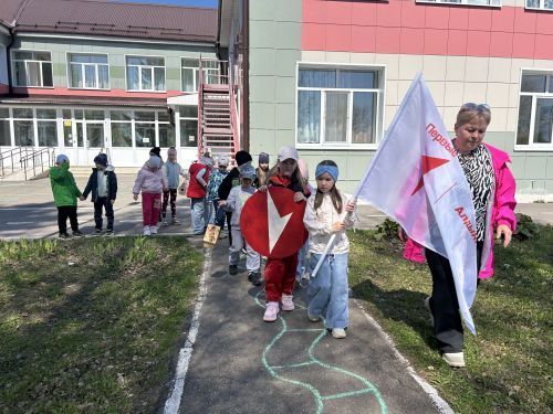В детском саду «Берёзка» прошла экологическая акция: подготовительная группа вместе с родителями повесила скворечники
