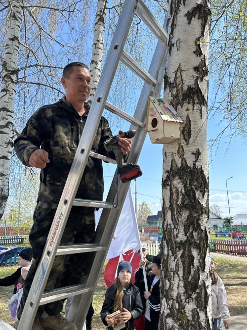 В детском саду «Берёзка» прошла экологическая акция: подготовительная группа вместе с родителями повесила скворечники