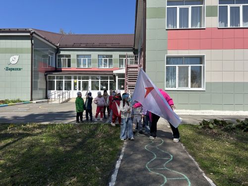 В детском саду «Берёзка» прошла экологическая акция: подготовительная группа вместе с родителями повесила скворечники