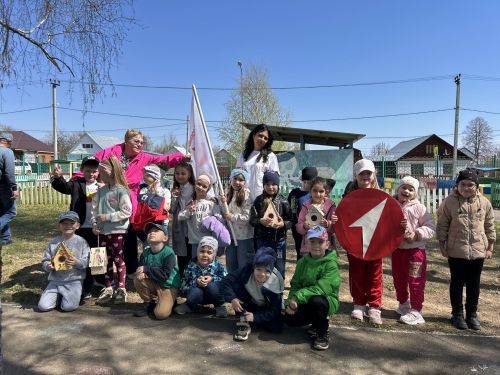 В детском саду «Берёзка» прошла экологическая акция: подготовительная группа вместе с родителями повесила скворечники