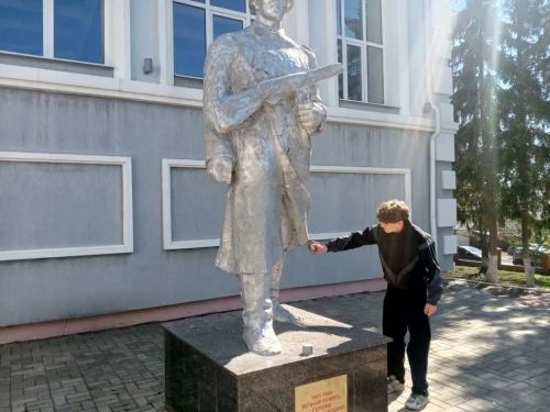Лаишевские волонтеры покрасили памятник участникам ВОВ ко Дню Победы