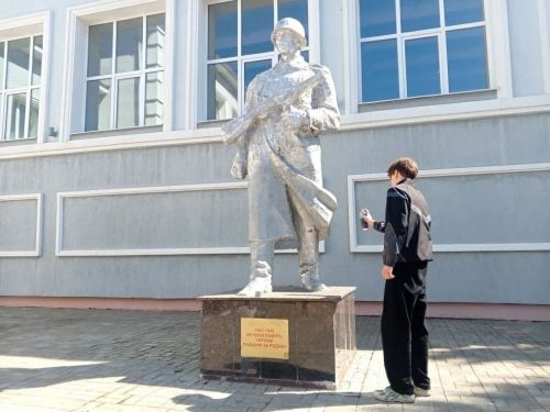 Лаишевские волонтеры покрасили памятник участникам ВОВ ко Дню Победы