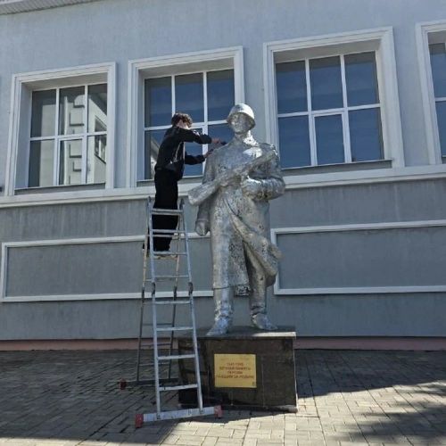 Лаишевские волонтеры покрасили памятник участникам ВОВ ко Дню Победы