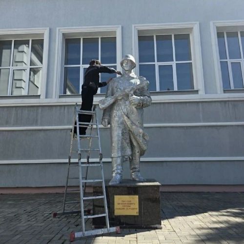 Лаишевские волонтеры покрасили памятник участникам ВОВ ко Дню Победы