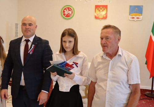 Лаишевские подростки получили первые паспорта и написали письма потомкам