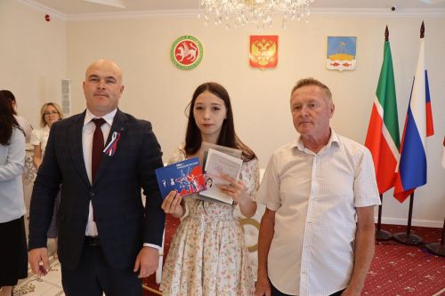 Лаишевские подростки получили первые паспорта и написали письма потомкам