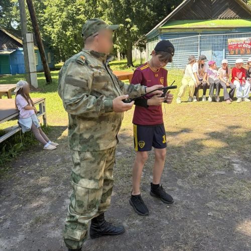 Участник СВО встретился с детьми, отдыхающими в лаишевском лагере «Липки»