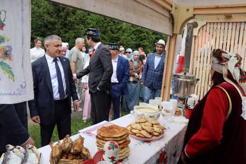 Глава Лаишевского района Ильдус Зарипов знакомится с традициями Сабантуя