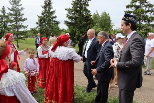 Глава Лаишевского района Ильдус Зарипов знакомится с традициями Сабантуя