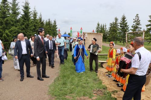 Глава Лаишевского района Ильдус Зарипов знакомится с традициями Сабантуя