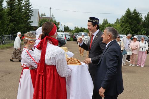 Глава Лаишевского района Ильдус Зарипов знакомится с традициями Сабантуя