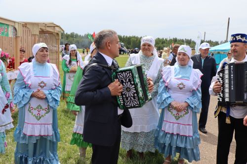 Глава Лаишевского района Ильдус Зарипов знакомится с традициями Сабантуя