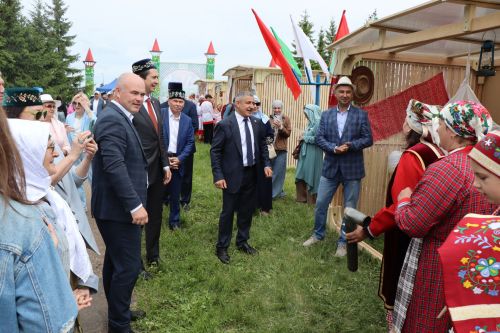 Глава Лаишевского района Ильдус Зарипов знакомится с традициями Сабантуя