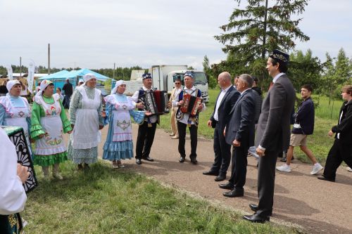 Глава Лаишевского района Ильдус Зарипов знакомится с традициями Сабантуя