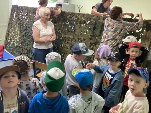 Самые юные жители Лаишевского района попробовали себя в плетении маскировочных сетей