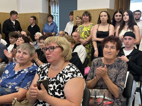 Слезы радости и дипломы под гитару: трогательный выпускной в ЛТЭТ