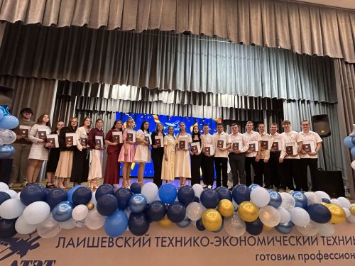 Слезы радости и дипломы под гитару: трогательный выпускной в ЛТЭТ