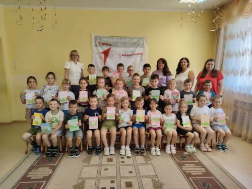 «Движение Первых» Лаишевского района поздравило малышей с Днем семьи, любви и верности