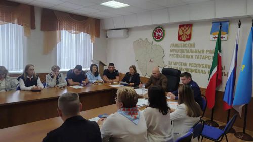 Лаеш районында балигъ булмаганнарга исерткеч эчемлекләр сатуны тыю мәсьәләсе тикшерелде