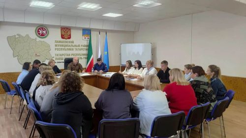 Лаеш районында балигъ булмаганнарга исерткеч эчемлекләр сатуны тыю мәсьәләсе тикшерелде