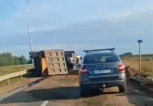 Около трассы М-12 в Лаишевском районе самосвал с песком опрокинулся на бок