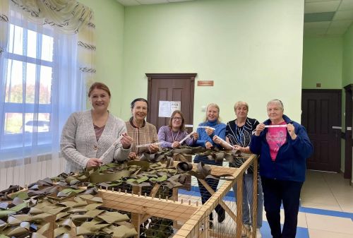Волонтеры СДК плетут маскировочные сети для бойцов СВО и во время выборов