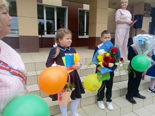 В День знаний первоклассникам Лаишевского района дарили «Самолетики будущего»
