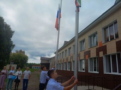 В День знаний первоклассникам Лаишевского района дарили «Самолетики будущего»