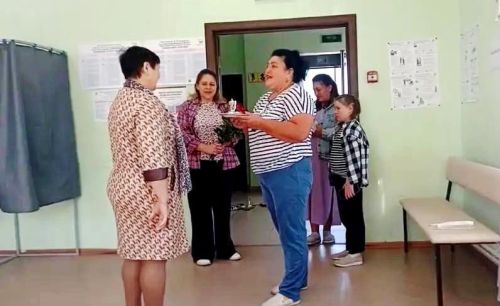 В Лаишевском районе члена избиркома поздравили с днем рождения прямо на рабочем месте