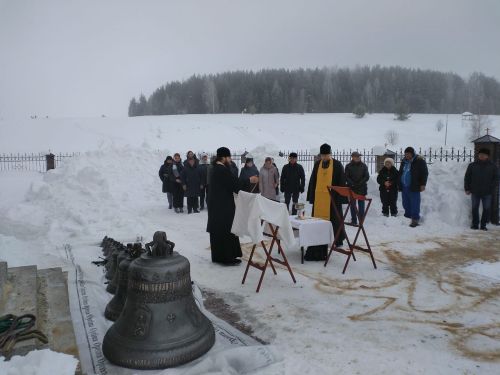 В селе Среднее Девятово Лаишевского района состоялась установка колокола Благовест на колокольню старящейся церкви