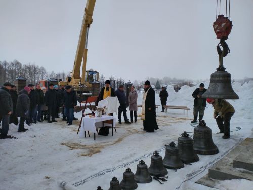 В селе Среднее Девятово Лаишевского района состоялась установка колокола Благовест на колокольню старящейся церкви