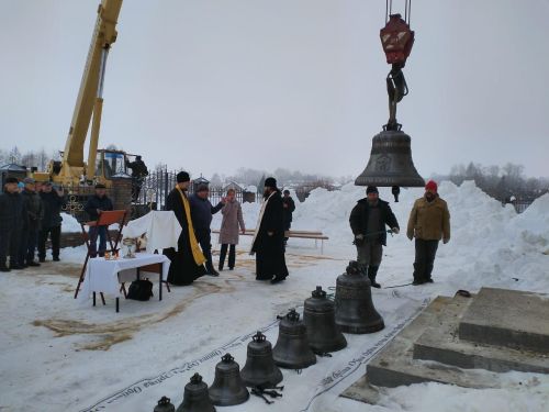 В селе Среднее Девятово Лаишевского района состоялась установка колокола Благовест на колокольню старящейся церкви