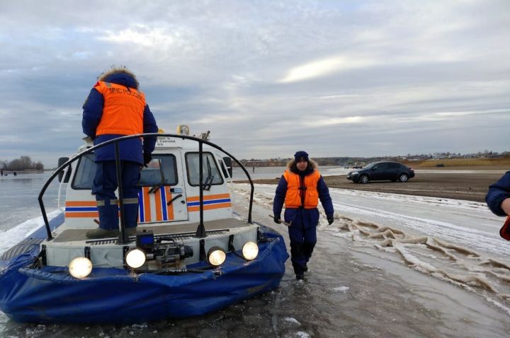 В Лаишевском районе спасены двое рыбаков, провалившихся под лед