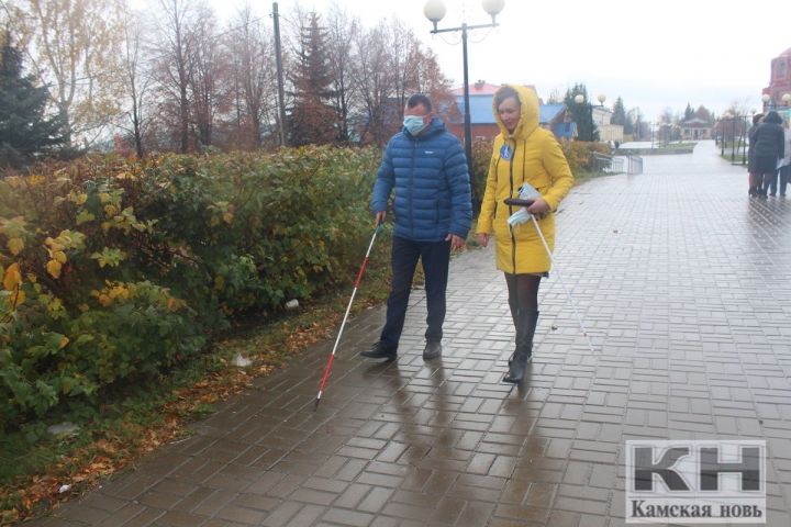 В центре Лаишева ходили люди с белой тростью