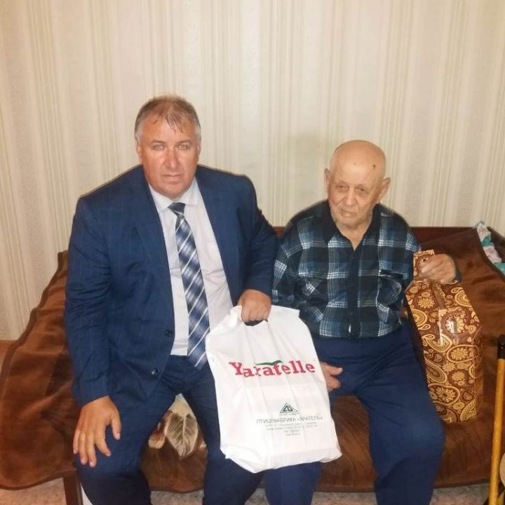 Участника Великой Отечественной войны Абдулу Гиниятовича Ядгарова поздравили с Днем пожилого человека