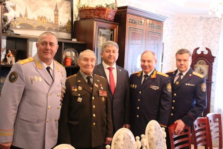 Герой России приехал поздравить Героя Советского Союза с Днем защитника Отечества
