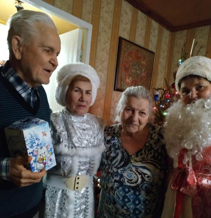 Дед Мороз и Снегурочка поздравили маломобильных жителей Лаишева с Новым годом