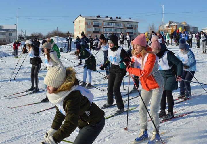 За мальчишками взяли старт девушки возрастной категории 15-17 лет