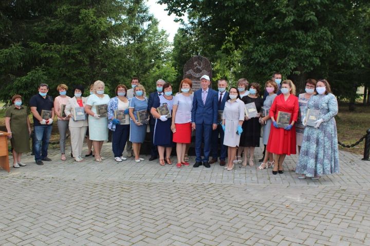 Книгу «Татарстан: все для фронта, все для Победы» передали школам Лаишевского района