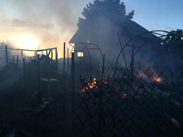 Пожар в Лаишевском районе уничтожил несколько садовых домов