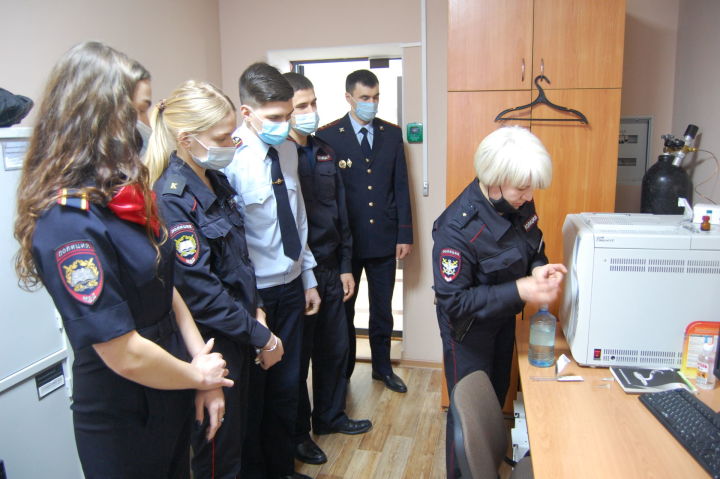 В гости к сотрудникам транспортной полиции пришли курсанты Казанского юридического института.