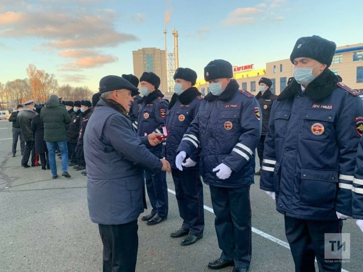 Рустам Минниханов вручил ключи от новых автомобилей татарстанским полицейским