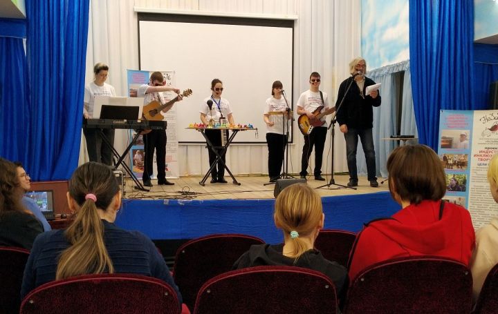 Лаишевскую школу-интернат посетил ансамбль незрячих артистов