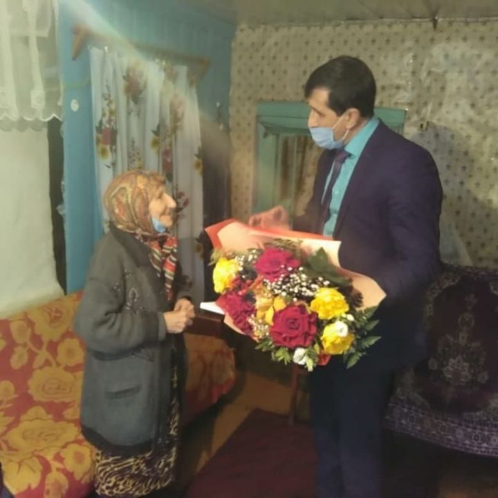 С 90-летием поздравили труженицу тыла, жительницу села Тарлаши Анну Алексеевну Тимонину